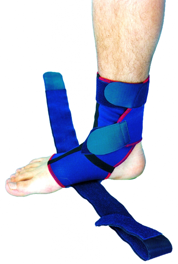 Anlegeb Schritt 2 der TSM Sprunggelenkbandage Pro mit Stabilisierungsgurten: Verschließen der beiden Klettverschlüsse
