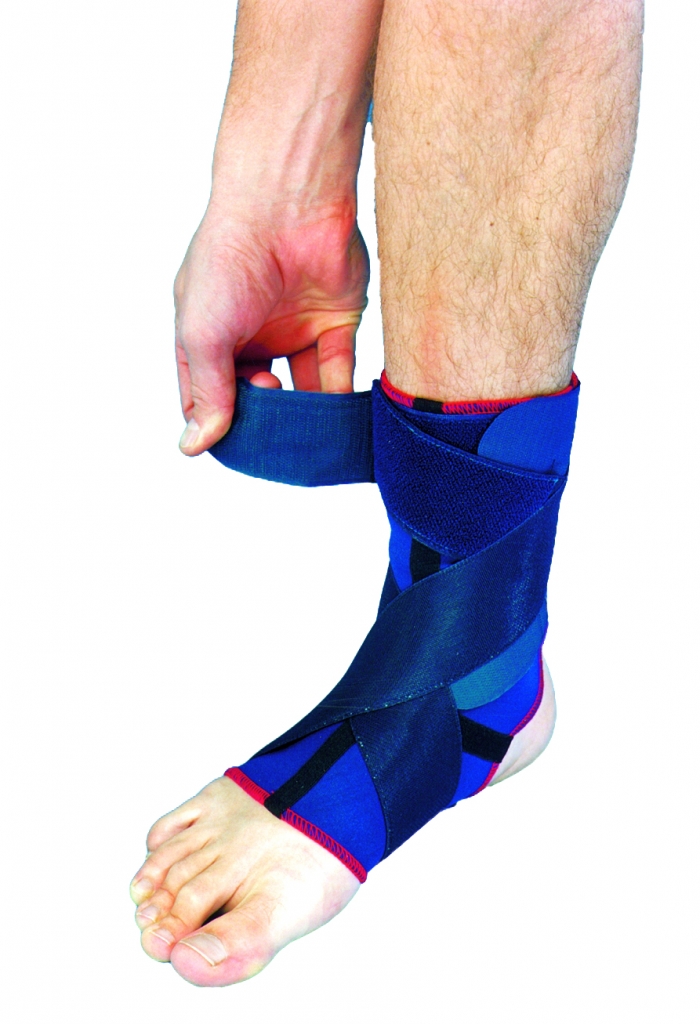 Verschließen Sie den außenliegenden Gurt der Sprunggelenkbandage