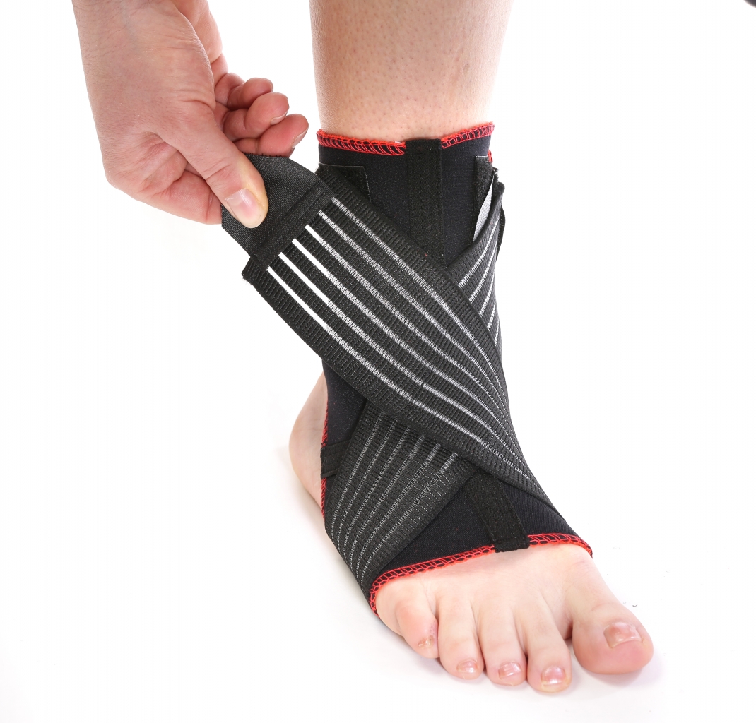 LetzterSchritt beim Anlegen der TSM Sprunggelenkbandage aktiv 5186