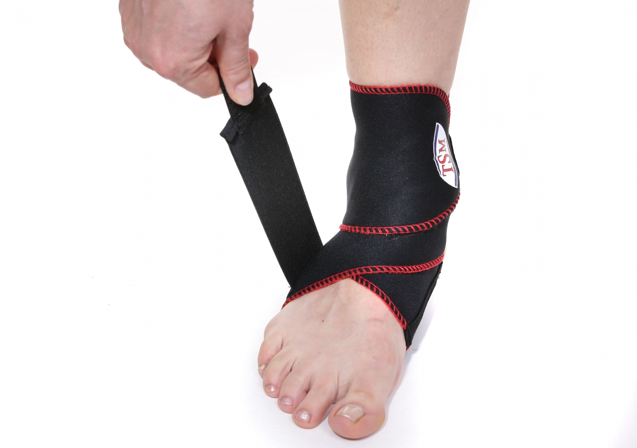 Verschließen des Stabilisierungsgurtes der Sprunggelenkbandage