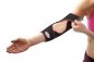 Preview: TSM Ellenbogenbandage aktiv offen mit Noppen fertig angelegt
