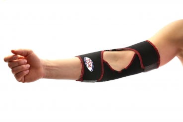 TSM Ellenbogenbandage aktiv offen mit Noppen angezogen am Arm