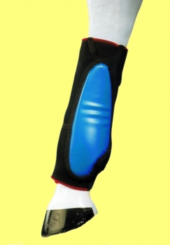 Die TSM Fesselkopfbandage mit Streifschutz schützt das Hinterbein des Pferdes bei der täglichen Arbeit