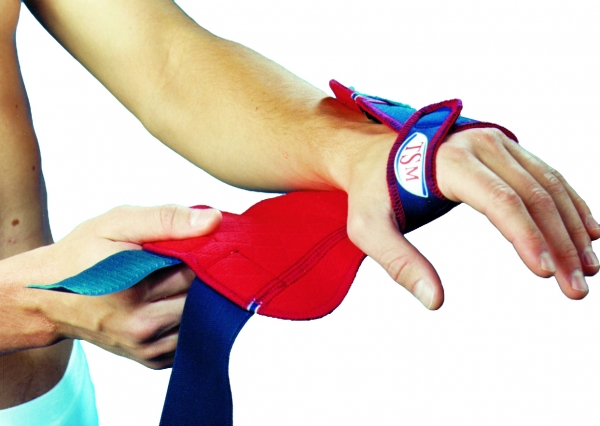 TSM Handgelenkmanschette Pro 3132 für die rechte Hand Anlegen Schritt 2