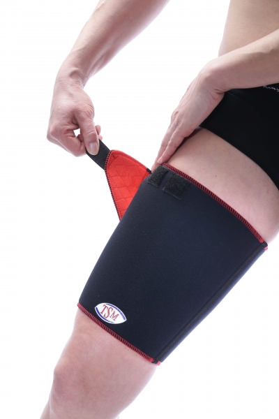Mit dem Klettverschluss der TSM Oberschenkelbandage Pro läßt sich die Bandage an jeden Oberschenkel individuell anpassen