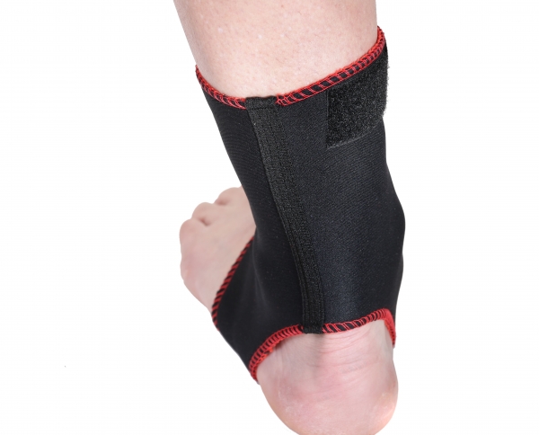 TSM Sprunggelenk-Bandage ideale Prophylaxe beim Tragen im Schuh Rückansicht